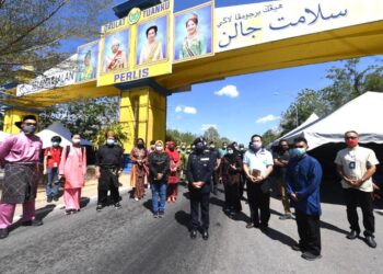 SURINA Saad (tengah) bergambar bersama anggota keselamatan dan ahli PWP pada program sumbangan bungkusan makanan kepada anggota keselamatan anjuran PWP di Sekatan Jalan Raja (SJR) Ulu Pauh, Arau, Perlis hari ini.-UTUSAN/NAZLINA NADZARI