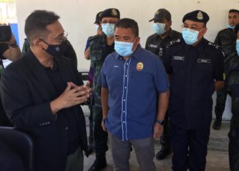 ISMAIL Mohamed Said (tengah) diberikan taklimat berkaitan penggunaan dron di kawasan sempadan Malaysia-Thailand di Markas PGA Lubok Stol, Rantau Panjang hari ini. -UTUSAN/YATIMIN ABDULLAH