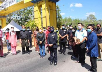 SURINA Saad (tengah) bergambar bersama anggota keselamatan dan ahli PWP pada program sumbangan bungkusan makanan kepada anggota keselamatan anjuran PWP di Sekatan Jalan Raja (SJR) Ulu Pauh, Arau, Perlis hari ini.-UTUSAN/NAZLINA NADZARI