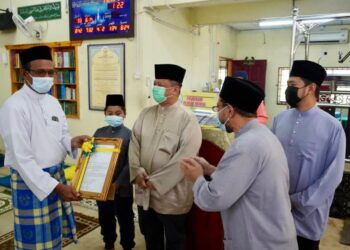 TUANKU Syed Faizuddin (tengah) 
menyempurnakan pemasyhuran nama baharu Masjid Kampung Perawah Tok Kayaman sebagai Masjid Ali bin Abi Talib, Padang Besar, Perlis hari ini.