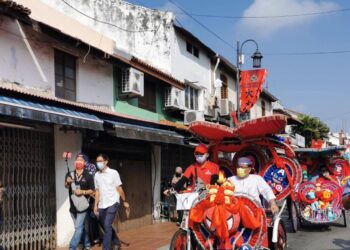 SULAIMAN Md. Ali menaiki beca mengelilingi sekitar Banda Hilir, Melaka ketika Program Penyerahan Bantuan one-off Pengayuh Beca. - UTUSAN/DIYANATUL ATIQAH ZAKARYA