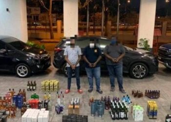 TIGA individu termasuk dua beradik yang ditahan bersama minuman keras tidak bercukai dalam dua serbuan berasingan di Cheras, Kuala Lumpur dan Petaling Jaya, Selangor.