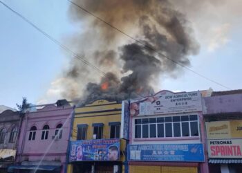 ANGGOTA bomba memadam api kebakaran yang berlaku membabitkan empat buah kedai di bandar Jerantut di Jerantut, Pahang hari ini.