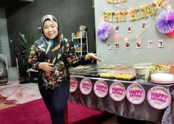 NURUL Fatimah Marzuki menunjukkan produk yang mendapat permintaan tinggi di Temerloh, Pahang.