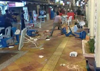 KEADAAN restoran di Jalan Tun Sambanthan, Kuala Lumpur selepas beberapa lelaki dikatakan mengamuk akibat tidak boleh membuat pesanan makanan.