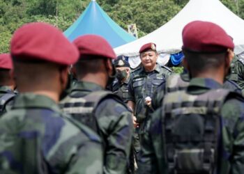 ABDUL Hamid Bador memberi kata-kata semangat kepada kumpulan pelatih pada Penutupan Kursus Asas Konstabel Orang Asli di Briged Utara Pasukan Gerakan Am (PGA) Ulu Kinta, Ipoh hari ini. - UTUSAN/ZULFACHRI ZULKIFLI