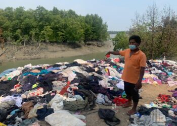 NAPI menunjukkan lambakan pakaian terpakai yang dibuang di Jeti Orang Asli Pulau Indah, Pelabuhan Klang, Selangor.