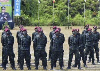 PERBARISAN kumpulan pelatih asas konstabel PGA Senoi Praaq pada Penutupan Kursus Asas Konstabel Orang Asli di Briged Utara Pasukan Gerakan Am(PGA) Ulu Kinta, Ipoh. - UTUSAN/ZULFACHRI ZULKIFLI