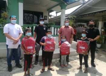 MAULIZAN Bujang (dua dari kanan) hadir pada Program Kembali Ke Sekolah anjuran Pemuda UMNO cawangan Kangkar Tebrau Baru di Johor Bahru, Johor.