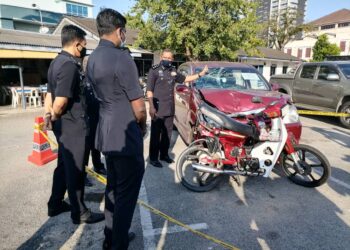 MOHAMAD Noor Yusof Ali (kanan) menunjukkan MPV dan motosikal yang terlibat dalam kemalangan di Jalan Sungai Lembing di Kuantan hari ini.