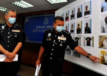 AYOB Khan Mydin Pitchay menunjukkan gambar seorang lelaki tempatan yang bergelar Datuk Seri yang ditangkap polis kerana melakukan pemerasan dan ugutan pada sidang akhbar di IPK Johor. - UTUSAN/RAJA JAAFAR ALI