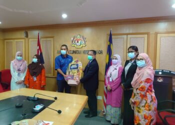 DR. Sahruddin Jamal (tiga dari kiri) menyampaikan sumbangan kepada Pejabat Kesihatan Negeri Johor sempena ulang tahun pertama pentadbiran kerajaan PN di Jabatan Kesihatan Negeri, Johor.