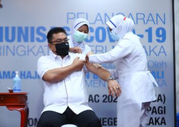 SULAIMAN Md. Ali menjadi individu pertama menerima vaksin Pfizer-BioNTech semasa Program Imunisasi Covid-19 di Seri Negeri, Ayer Keroh, Melaka. - UTUSAN/DIYANATUL ATIQAH ZAKARYA