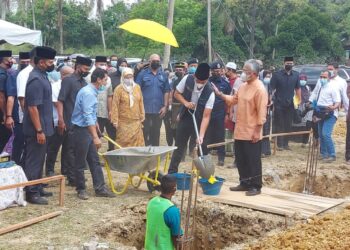 AL-SULTAN Abdullah Ri'ayatuddin Al Mustaffa Billah Shah berangkat mencemar duli meninjau tapak pembinaan rumah pasca banjir di Kampung Lompat, Temerloh, Pahang, hari ini. - 
UTUSAN/SALEHUDIN MAT RASAD