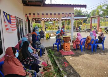 PENDUDUK Felda Jengka Satu sedang menunggu giliran menjalani saringan Covid-19 di Pejabat JKKK rancangan itu di Maran, Pahang hari ini.