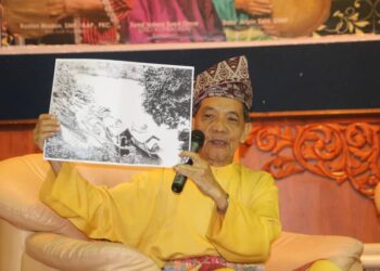 ARIPIN SAID menunjukkan antara kapal dagang Inggeris yang pernah berniaga emas urai di Sungai Lipis, Pahang pada abad ke-19.