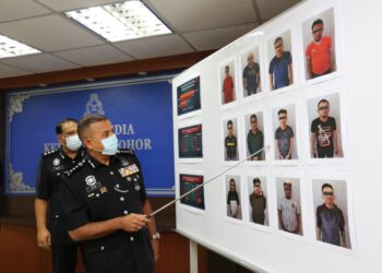 AYOB Khan Mydin Pitchay menunjukkan gambar 12 ahli sindiket Macau Scam yang diberkas polis di ibu negara pada sidang akhbar di IPK Johor. -UTUSAN/ BAAZLAN IBRAHIM