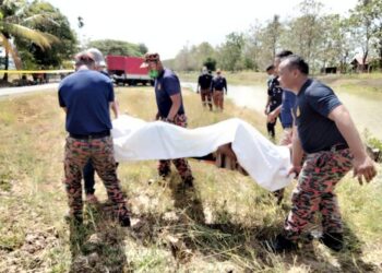 ANGGOTA bomba membawa naik mayat mangsa lemas yang ditemukan tersangkut di dasar sungai di Kampung Paloh, Arau, Perlis hari ini.