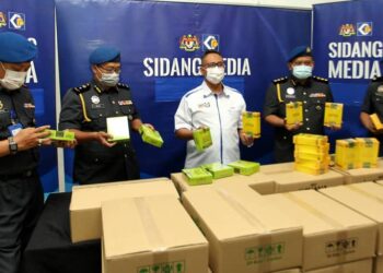 MOHD. Hairul Anuar Bohro (tengah) menunjukkan sebahagian produk kesihatan yang dirampas kerana tidak berdaftar pada sidang akhbar di Johor Bahru, Johor. -UTUSAN/BAAZLAN IBRAHIM