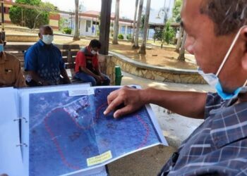 MOHD Rosmani Md. Sharif menunjukkan lokasi aktiviti pembalakan di kawasan Hutan Simpan Jerantut Tambahan dekat Jerantut yang membimbangkan penduduk kerana hampir dengan kawasan penempatan dan punca air.