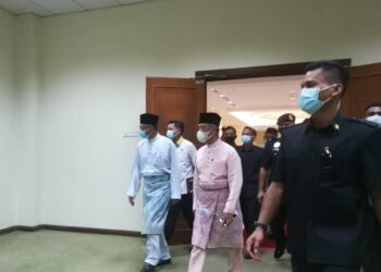 MUHYIDDIN Yassin (tengah) hadir untuk program Taklimat Pembangunan Negeri Perlis di Kompleks Dewan Undangan Negeri (DUN) Kangar sempena lawatan kerja ke Perlis hari ini. - UTUSAN/NAZLINA NADZARI