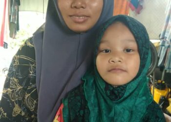 NORSYAZWANI Jerkimin bersama Mawar Awliyah Aufa Abdullah yang kini dianggap seperti anak kandungnya selepas memelihara kanak-kanak itu sejak bayi di Kota Tinggi, Johor. -UTUSAN/MASTURAH SURADI