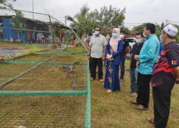 RINA meluangkan masa meninjau gelangang futsal yang rosak selepas dilanda ribut di Taman Seroja, BBST, Sepang, hari ini. - UTUSAN/NUR SHARIEZA ISMAIL