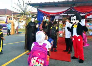 GURU mengenakan kostum Maleficient dan Mickey Mouse bagi menyambut murid tahun tiga sehingga enam pada hari pertama persekolahan di Sekolah Kebangsaan (SK) Kubang Gajah, Arau, Perlis hari ini.- UTUSAN/NAZLINA NADZARI