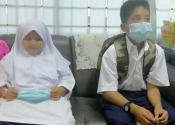 NURUL Farisha Mohd. Ridzuan dan abangnya, Muhammad Faris Abdullah melapor diri di SK Sultan Ibrahim 2, Pasir Mas hari ini.- ihsan keluarga