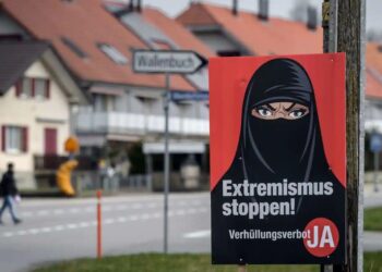 POSTER kempen bagi membenarkan rakyat Switzerland melakukan pengundian di Biberen berdekatan Bern pada 7 Mac lalu. -AFP