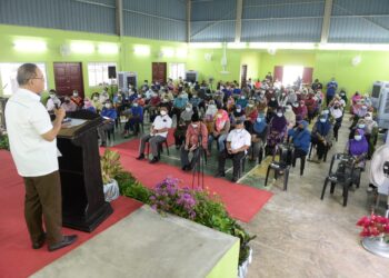 WAN Rosdy Wan Ismail berucap pada majlis penyerahan bantuan banjir di Dewan Orang Ramai Kampung Ubai di Kuantan, Pahang. -  UTUSAN/SHAIKH AHMAD RAZIF