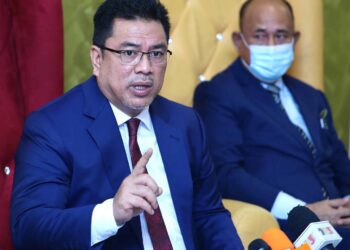 SULAIMAN Md. Ali mengadakan sidang akhbar selepas majlis perhimpunan bulanan kerajaan negeri dan pelancaran PSMJ 2035 di MITC, Ayer Keroh, Melaka. - UTUSAN/RASUL AZLI SAMAD