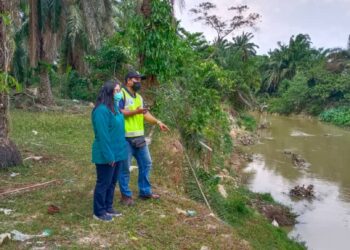 SHARIFAH Zakiah Syed Sahab meninjau kejadian ikan mabuk dan mati di Sungai Kulim, Penanti, Pulau Pinang yang disebabkan peningkatan kelodak akibat hujan lebat semalam.