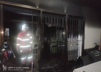 ANGGOTA bomba sedang memantau keadaan kediaman yang terbakar di aras 10, Apartment Serina Bay, Jelutong, Georgetown, Pulau Pinang pagi tadi. - IHSAN BOMBA