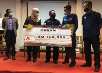 AHMAD Hamzah menyerahkan cek GAM di merasmikan Kursus Agropreneur Muda Rancangan Perniagaan di Jasin, Melaka.