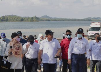 SULAIMAN Md. Ali (tengah) bersama Setiausaha Kerajaan Negeri, Datuk Seri Hasim Hasan (dua dari kanan) meninjau kawasan empangan pada Program Lawatan Kerja Ketua Menteri Ke Empangan Durian Tunggal, Alor Gajah, Melaka. - UTUSAN/RASUL AZLI SAMAD