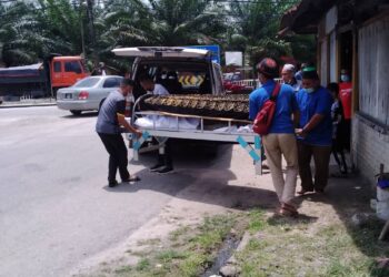 JENAZAH Che Azhar Che Lah dibawa semula ke Hospital Tengku Anis, Pasir Puteh dari rumahnya untuk menjalani proses dibedah siasat kali kedua hari ini.
Foto ROHANA MOHD. NAWI