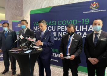 MOHAMED Azmin Ali ketika mengadakan sidang akhbar di sini hari ini.