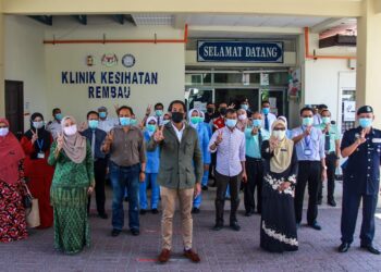 KHAIRY Jamaluddin bergambar bersama petugas Klinik Kesihatan Rembau selepas mengadakan lawatan ke klinik tersebut yang Pusat Pemberian Vaksin (PPV).-UTUSAN/MUHAMMAD IZZAT TERMIZIE.