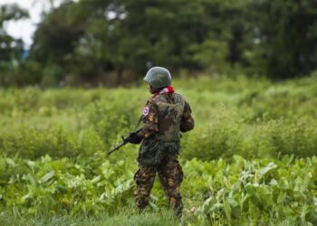 PEMBERONTAK AA diletakkan dalam senarai kumpulan pengganas semasa pemerintahan Aung San Suu Kyi. -AFP