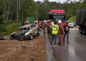 KEMALANGAN membabitkan sebuah kereta jenis Proton Waja dengan treller petang tadi yang menyebabkan kematian pasangan suami isteri.