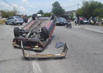 KERETA Proton Iswara Aeroback yang dilarikan seorang lelaki terlibat dalam kemalangan di Batu Gajah hari ini. -IHSAN PDRM