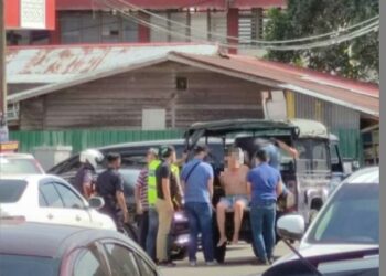 LELAKI dipercayai sakit mental ditahan polis selepas menunjukkan kemaluannya kepada tiga pekerja wanita di sebuah premis di Kota Bharu, Kelantan, semalam.