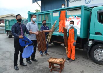 TEO Kok Seong (dua, dari kiri) bersama Muhammad Yusuf  (kiri) dan Mohd. Norlisam (tiga dari kiri) selepas merasmikan Pelancaran Hebahan Awam Perkhidmatan Plus 1 di Pejabat SWM Environment di Seremban 2, Seremban. - UTUSAN/ZAKKINA WATI AHMAD TARMIZI