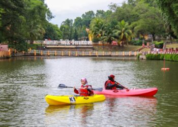 Majlis Bandaraya Seremban menempatkan anggota penguat kuasanya bermula hari ini di Taman Tasik Seremban bagi mencegah pembuangan pelitup muka merata-raya di kawasan tersebut dalam kalangan orang awam.-UTUSAN/MUHAMMAD IZZAT TERMIZIE.