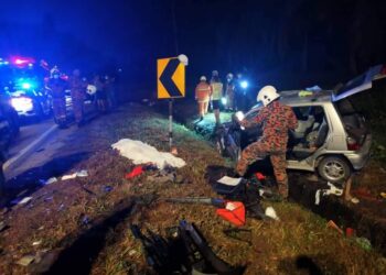 ANGGOTA bomba melakukan kerja-kerja menyelamat mangsa kemalangan jalan raya yang membabitkan tiga kereta berhampiran pasar borong di Jalan Sungai Karangan-Padang Serai, Kulim malam semalam.