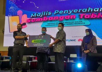 SAIFUDDIN Abdullah (tengah) menyaksikan penyerahan replika cek bernilai RM31,000 yang disumbangkan MYNIC Berhad kepada wakil Yayasan Kebajikan Negara di Dewan Atabara, Indera Mahkota.