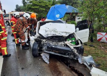 KEADAAN kereta jenis Chevrolet yang terlibat kemalangan maut di Kilometer 334 Jalan Kuala Lumpur-Kota Bharu di Raub, Pahang semalam.