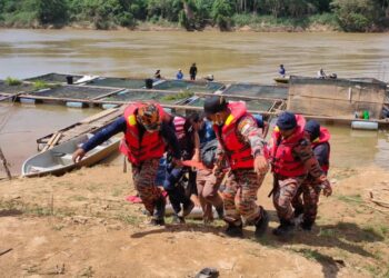 ANGGOTA bomba dan penyelamat mengangkat mayat Ariff Helmi Saharudin yang ditemukan berdekatan sangkar ternakan ikan patin di Kampung Lada, Jerantut semalam.
-Ihsan Bomba dan Penyelamat Pahang 