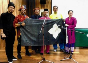 ARIPIN Said (tengah tiga kanan) menunjukkan bendera Tok Jebek dalam satu seminar di Muzium Sultan Abu Bakar, Pekan, Pahang baru-baru ini. - UTUSAN/SALEHUDIN MAT RASAD